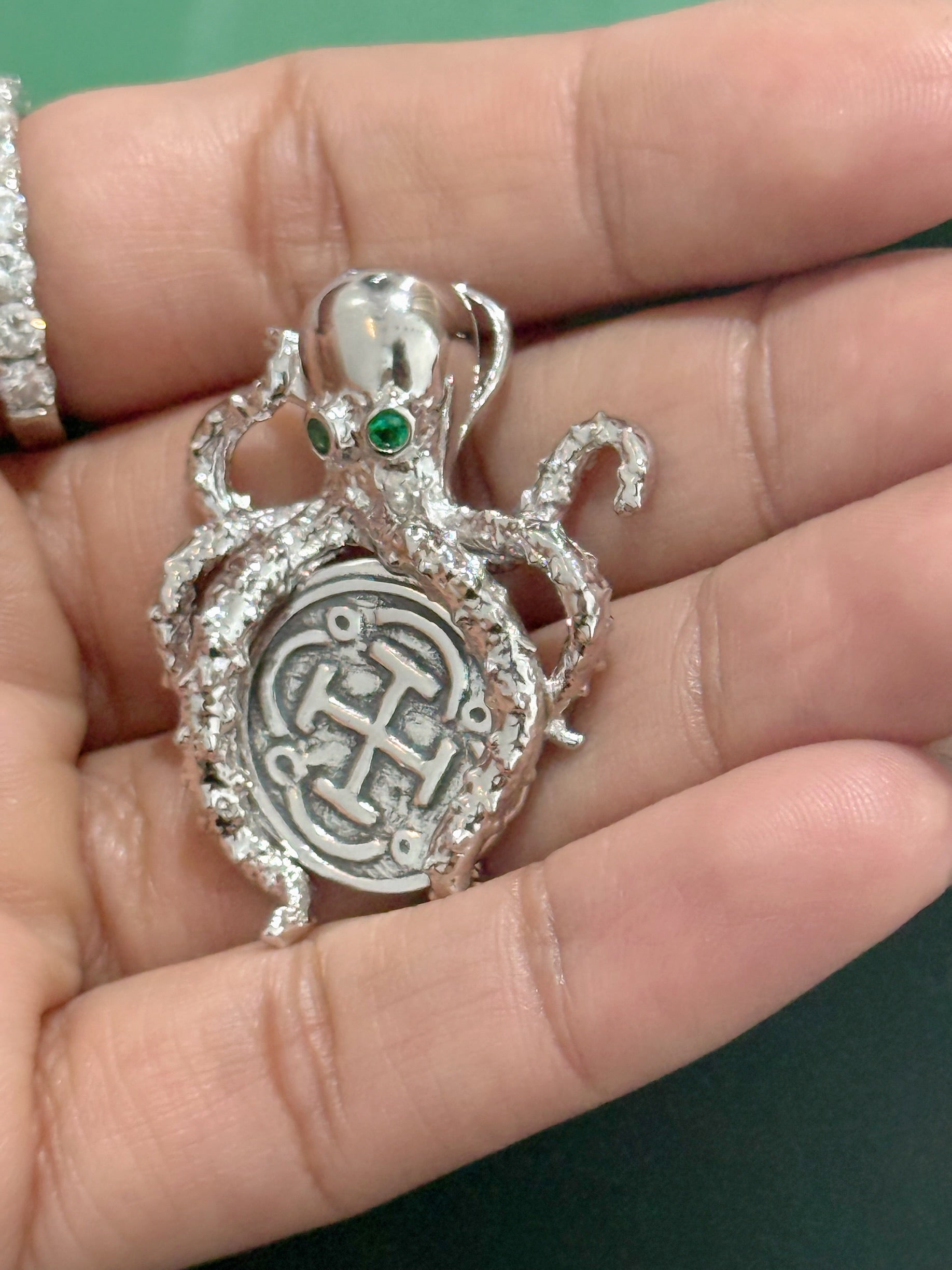 Gorgeous atocha 925 solid sterling silver coin pendant in octopus setting with green gemstone eyes