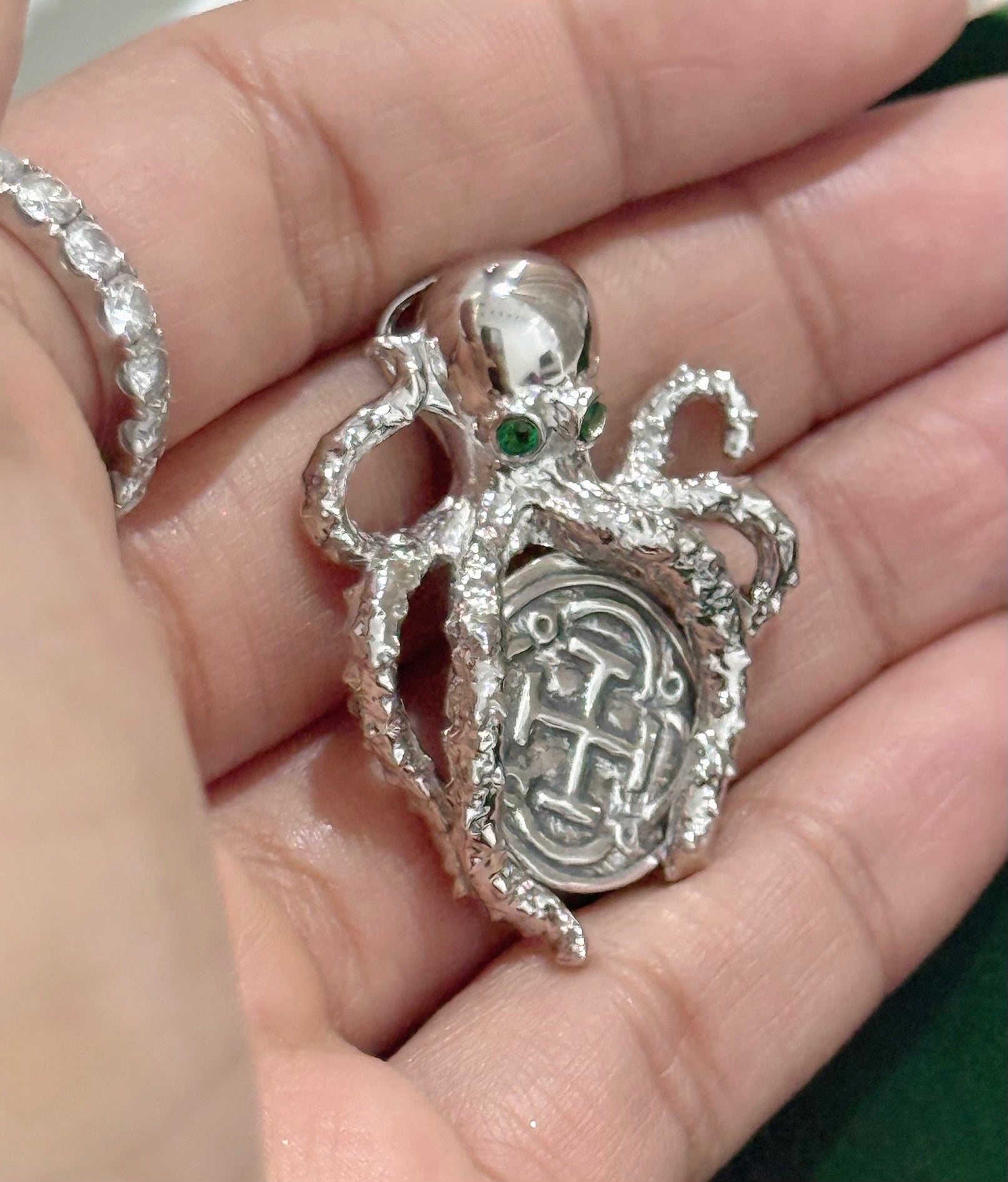 Gorgeous atocha 925 solid sterling silver coin pendant in octopus setting with green gemstone eyes
