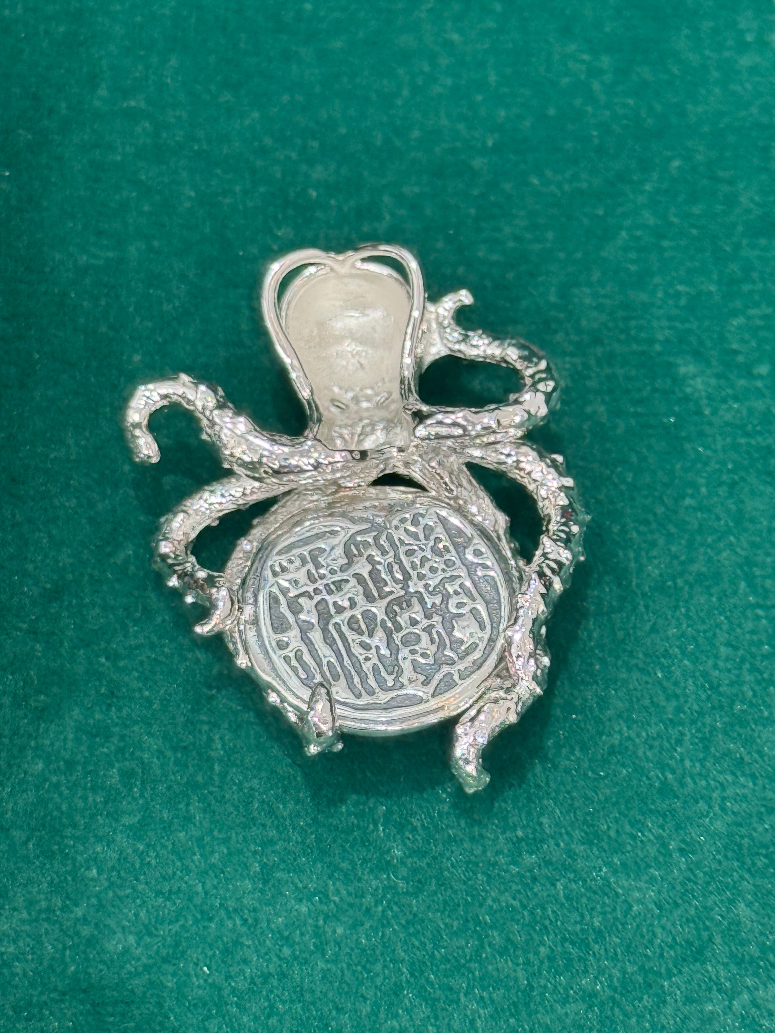 Gorgeous atocha 925 solid sterling silver coin pendant in octopus setting with green gemstone eyes