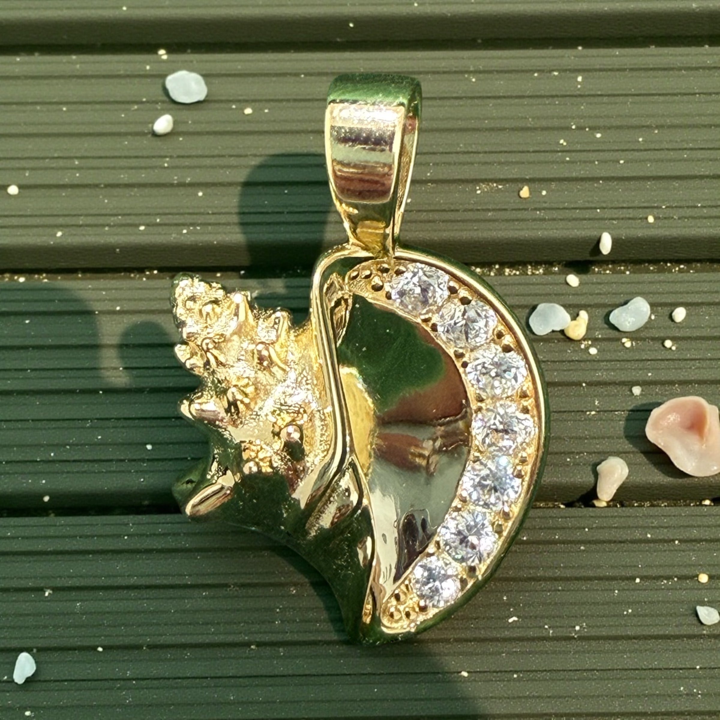 Gorgeoua 925 sterling silver handmade conch shell pendant in diamond crystalline 14k gold vermail