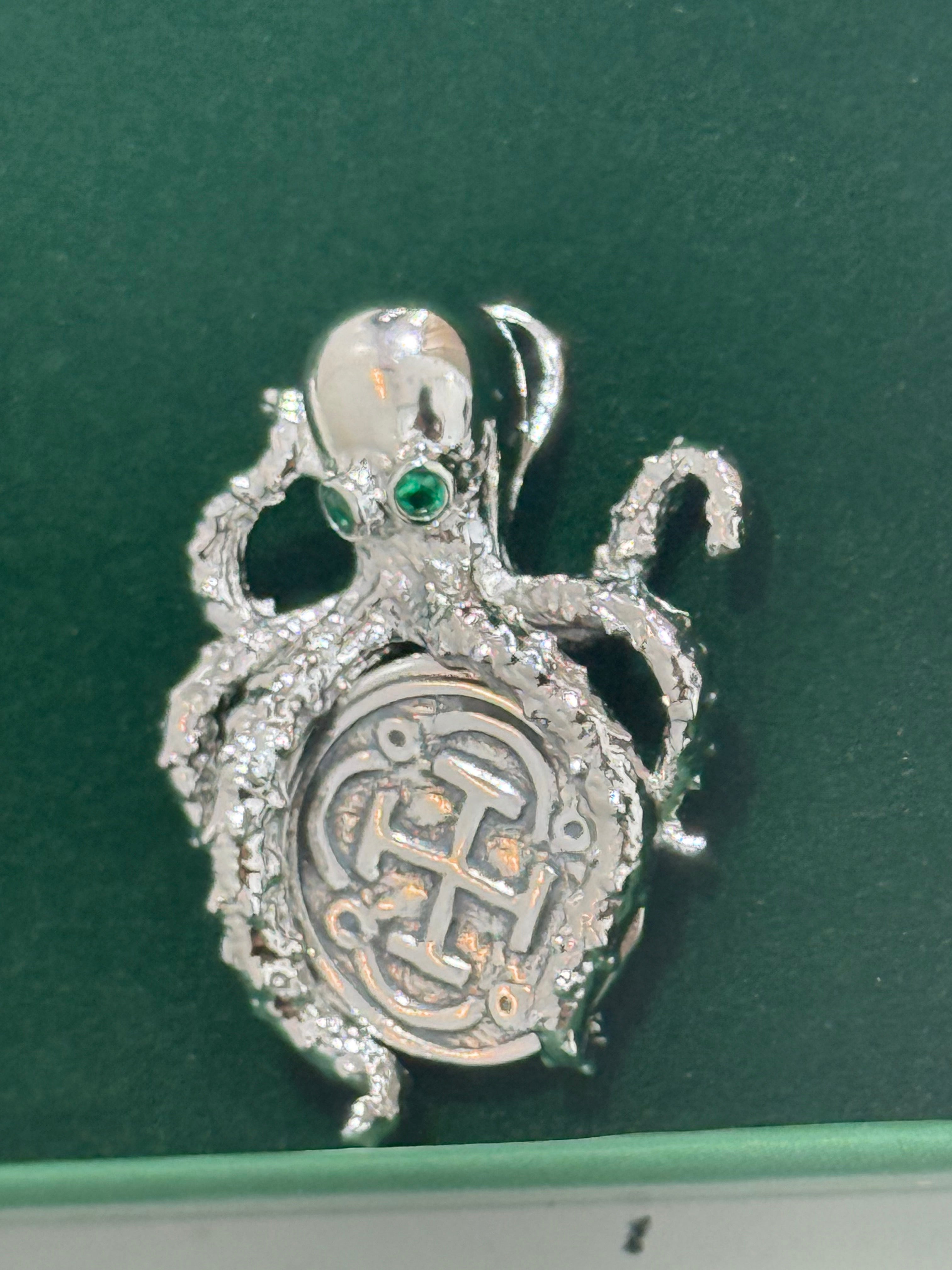 Gorgeous atocha 925 solid sterling silver coin pendant in octopus setting with green gemstone eyes