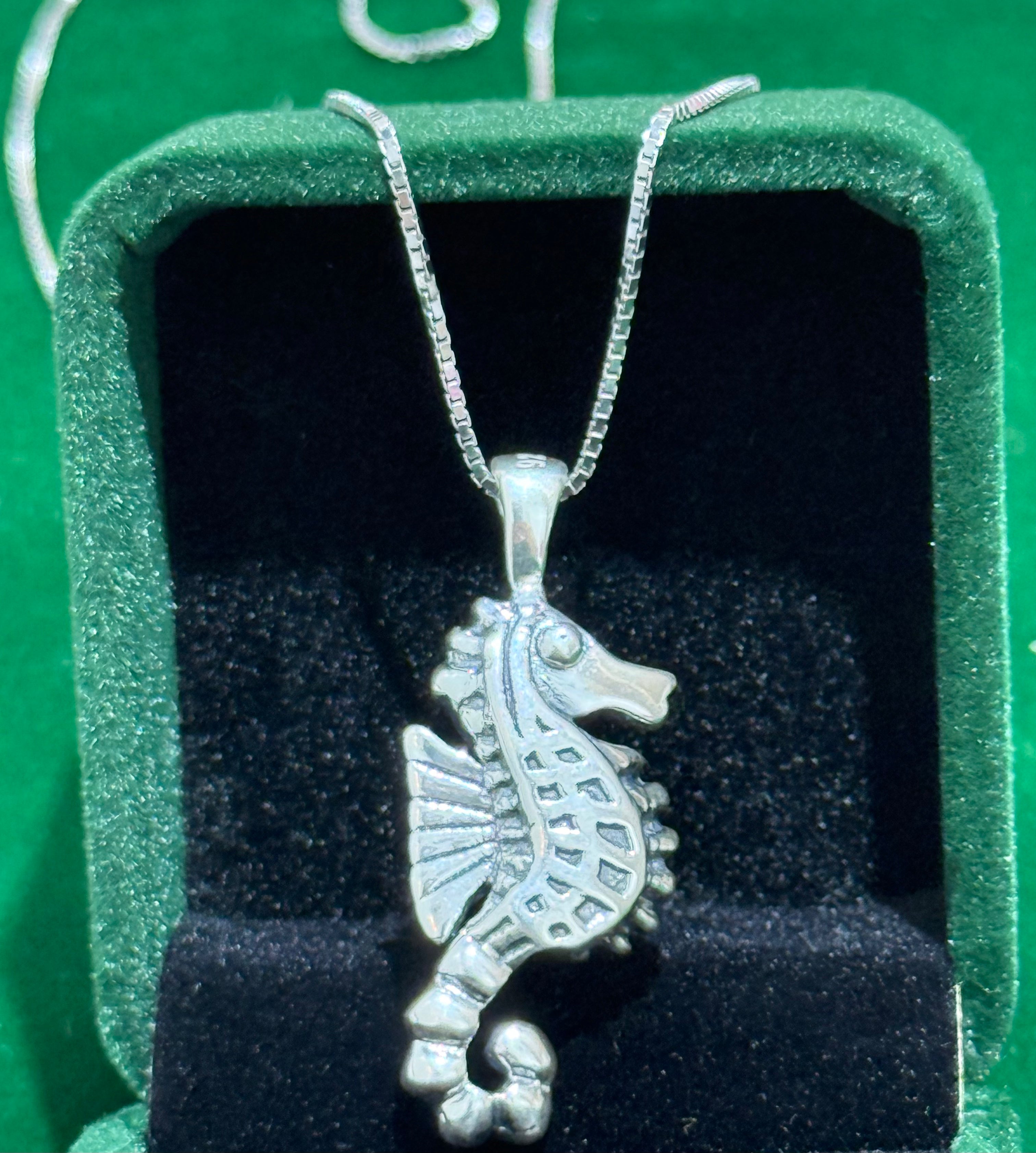 925 Sterling Silver sea horse pendant