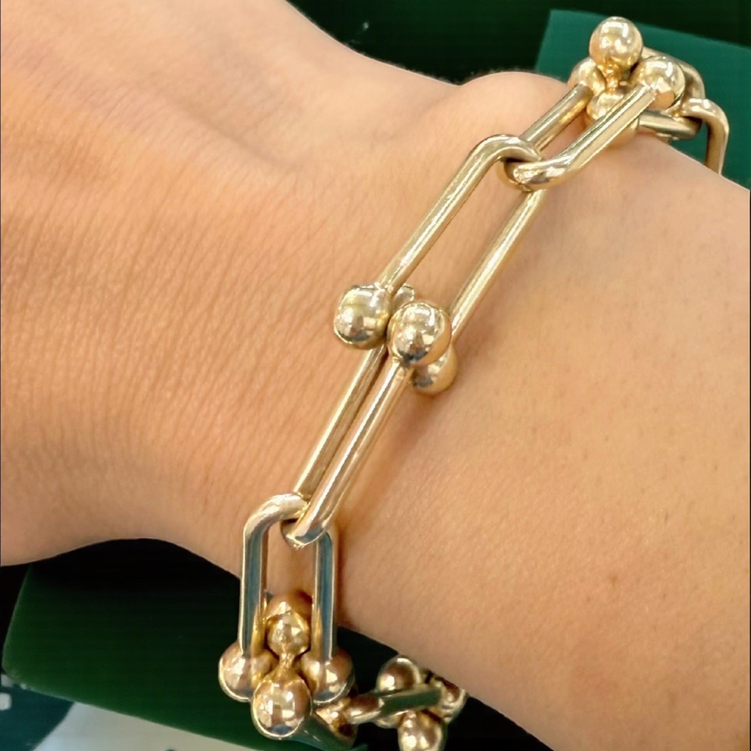 14k real gold beautiful light weight shackle bracelet 7” long