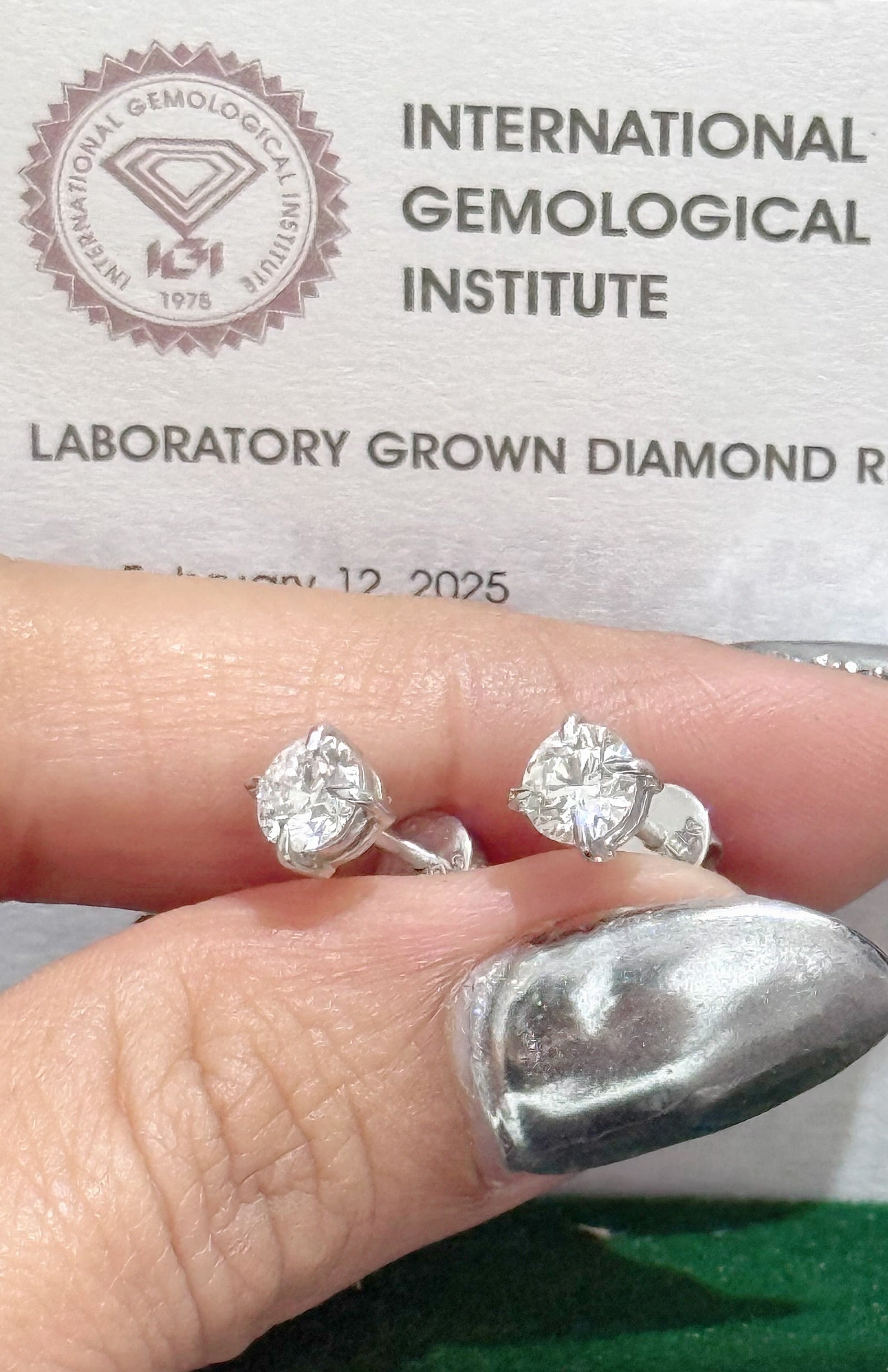 IGI CERTIFIED LAB GROWN DIAMOND STUDS TOTAL 1.06 CTS VS 1 SET IN 14K SOLID REAL WHITE GOLD 0.53 CT EACH