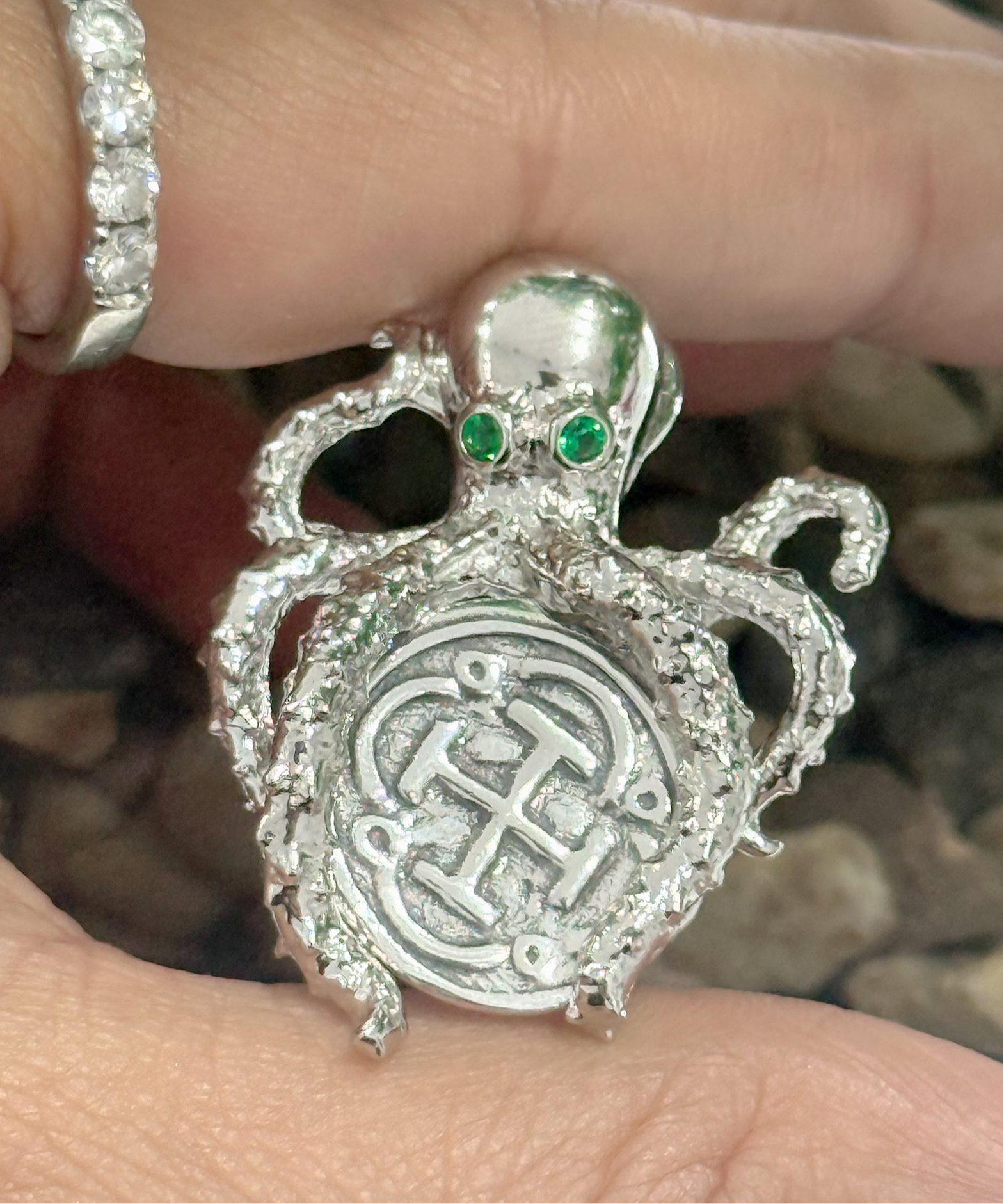 Gorgeous atocha 925 solid sterling silver coin pendant in octopus setting with green gemstone eyes