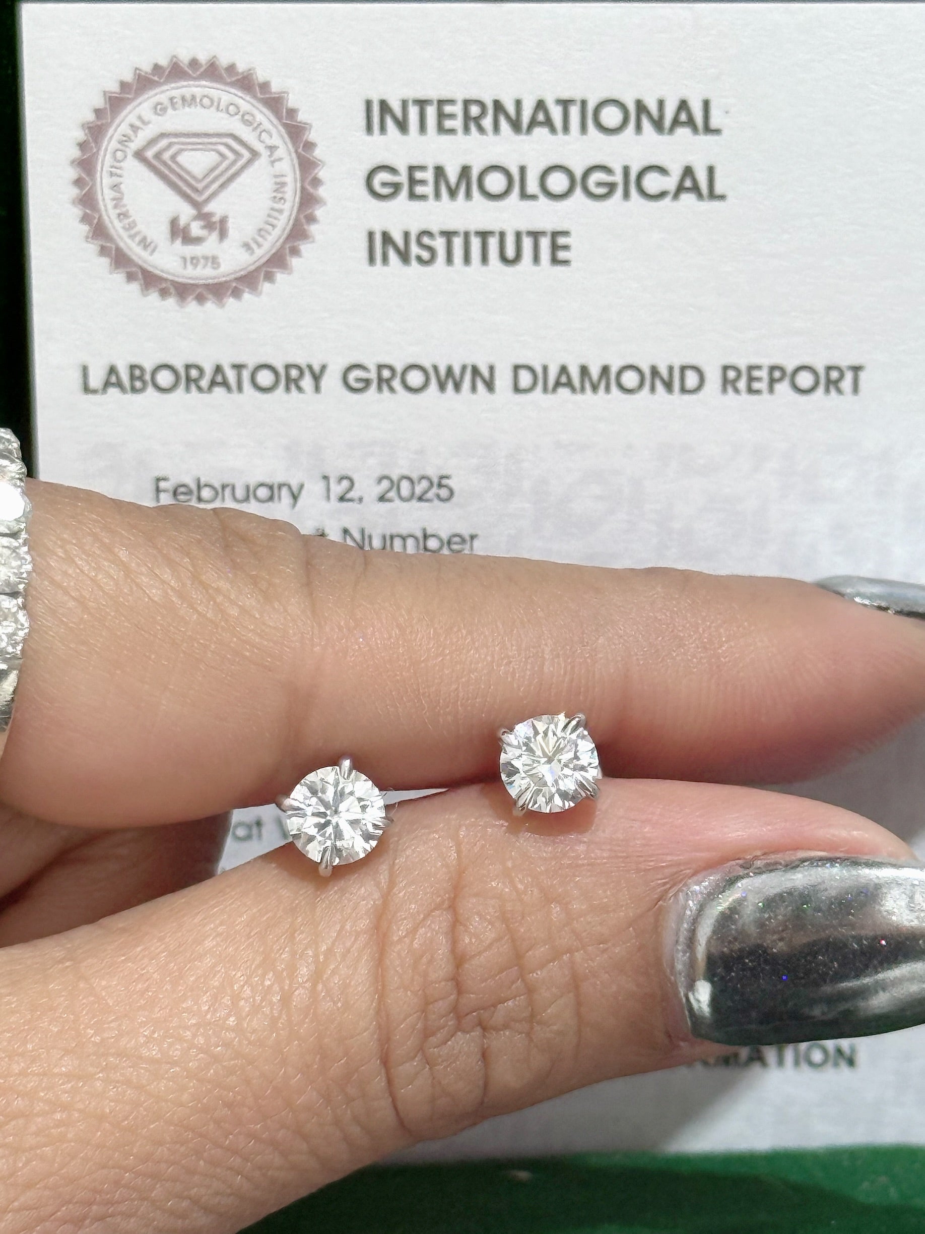 IGI CERTIFIED LAB GROWN DIAMOND STUDS TOTAL 1.06 CTS VS 1 SET IN 14K SOLID REAL WHITE GOLD 0.53 CT EACH