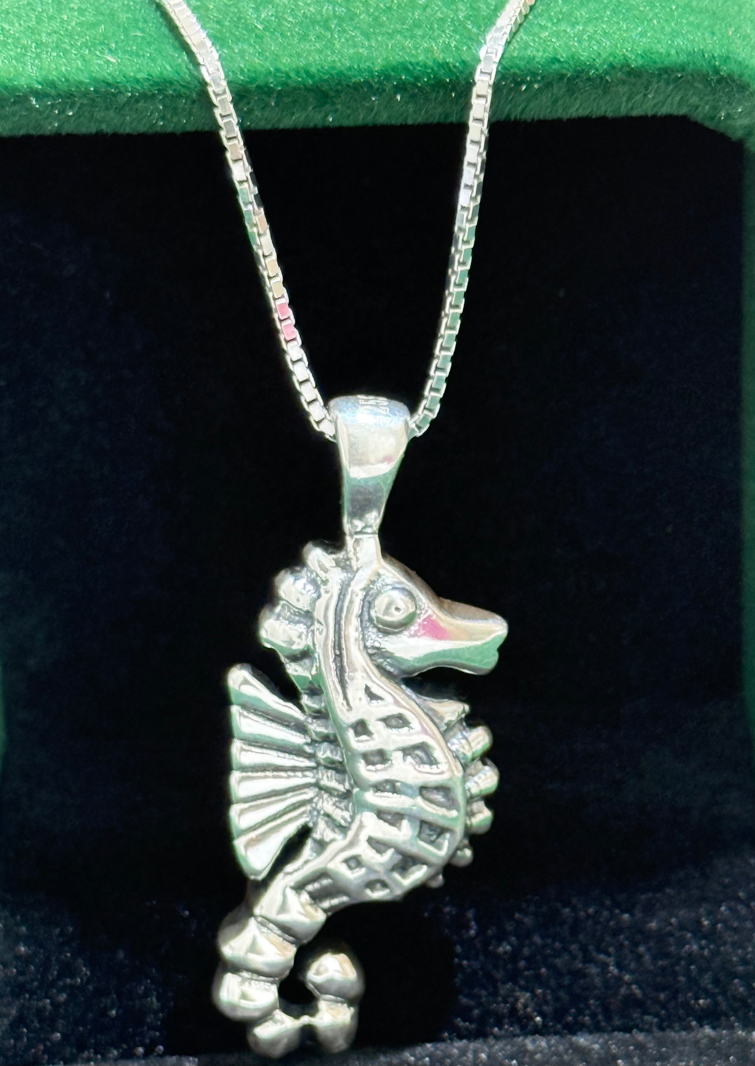 925 Sterling Silver sea horse pendant