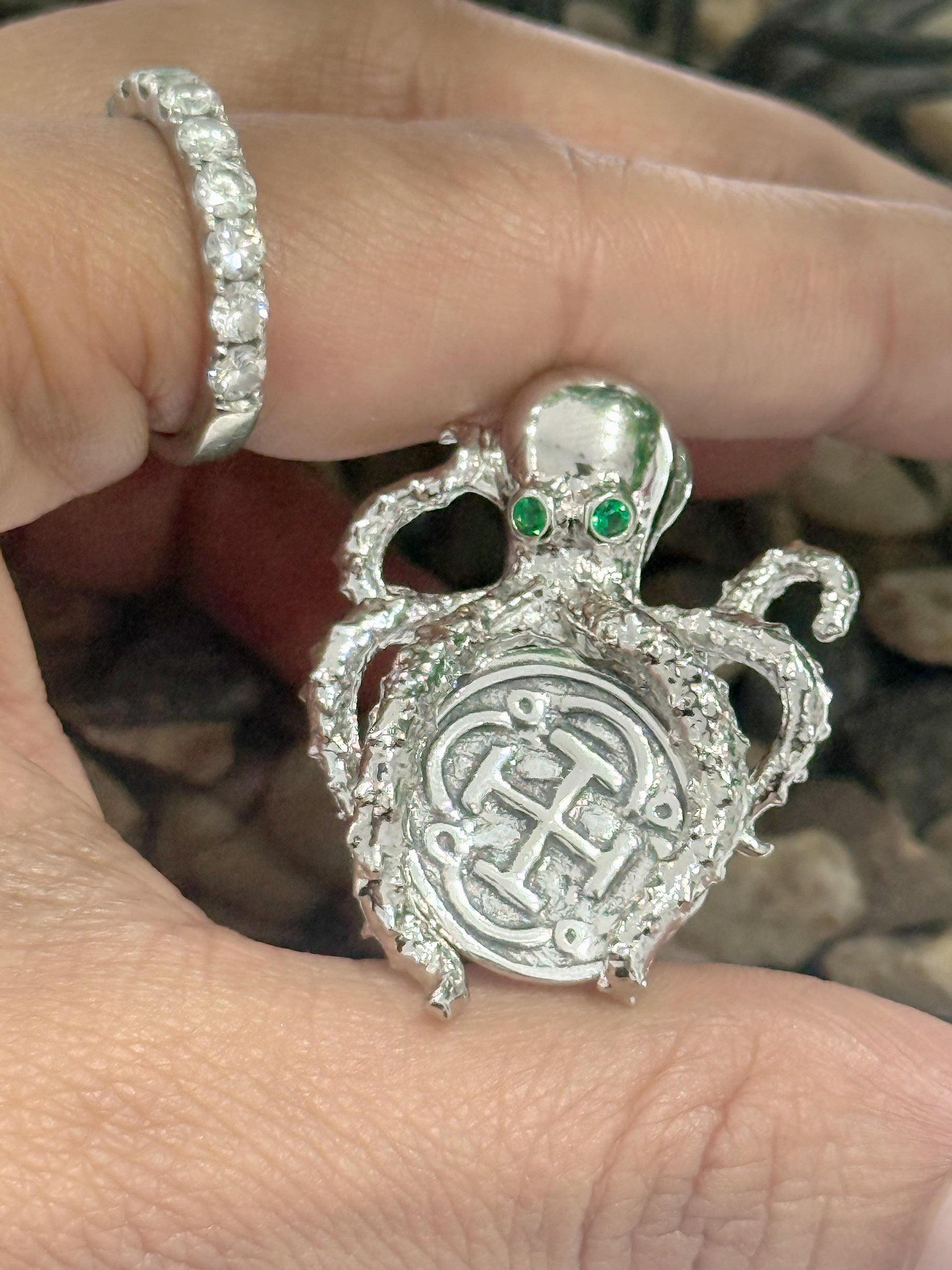 Gorgeous atocha 925 solid sterling silver coin pendant in octopus setting with green gemstone eyes